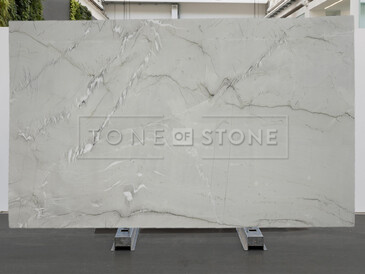 B&iacute;l&aacute; kamenn&aacute; deska př&iacute;rodn&iacute;ho kamene White Quartzite