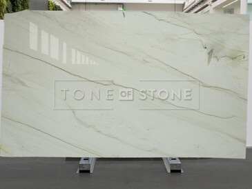 Kamenn&aacute; deska kvarcitu White Quartzite v b&iacute;l&eacute; barvě