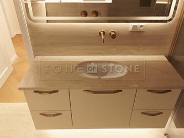 Kamenná deska do koupelny z béžového mramoru Botticino Classico - keramické umyvadlo se spodní montáží. Kamenná deska do koupelny z béžového mramoru Botticino Classico - keramické umyvadlo se spodní montáží.