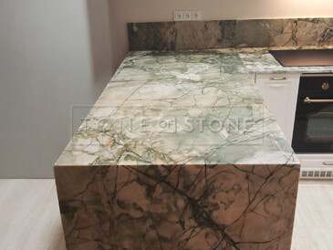 Kuchyňský ostrůvek - bílé skříňky a kamenná kuchyňská deska a kamenný bok z kvarcitu Acquabella Verde Kuchyňský ostrůvek - bílé skříňky a kamenná kuchyňská deska a kamenný bok z kvarcitu Acquabella Verde