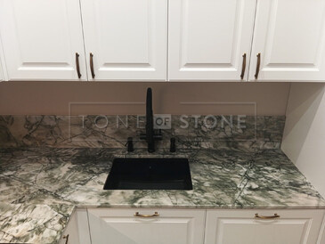 Kliknutím zvětšíte Kamenná kuchyňská deska z kvarcitu Acquabella Verde a kamenná koupelnová deska z mramoru Botticino Classico