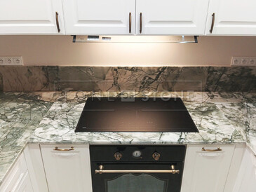 Kliknutím zvětšíte Kamenná kuchyňská deska z kvarcitu Acquabella Verde a kamenná koupelnová deska z mramoru Botticino Classico