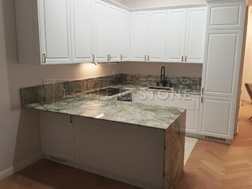 Kliknutím zvětšíte Kamenná kuchyňská deska z kvarcitu Acquabella Verde a kamenná koupelnová deska z mramoru Botticino Classico