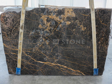 Mramorov&aacute; deska Port Laurent v hněd&eacute; barvě a kontrastn&iacute; kresbou