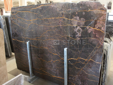 Kamenná deska mramoru Port Laurent v zemitých barvách hnědé, černé a s výrazným žilkováním Kamenná deska mramoru Port Laurent v zemitých barvách hnědé, černé a s výrazným žilkováním