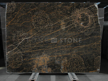 Hnědý mramor Port Laurent v zemitých odstínech a kontrastním žilkováním Hnědý mramor Port Laurent v zemitých odstínech a kontrastním žilkováním