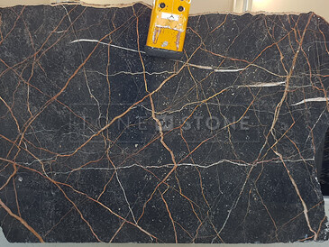 Hněd&aacute; mramorov&aacute; deska Port Laurent s dramatickou kresbou