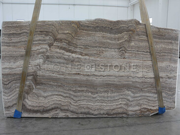 Travertinová deska Travertino Brown Silver - kamenná deska v šedé barvě s lineární kresbou v zemitých odstínech Travertinová deska Travertino Brown Silver - kamenná deska v šedé barvě s lineární kresbou v zemitých odstínech