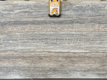 Př&iacute;rodn&iacute; k&aacute;men Travertino Brown Silver v &scaron;ed&eacute; barvě s jemnou line&aacute;rn&iacute; kresbou