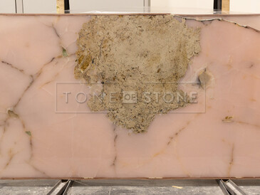 Kamenná deska onyxu Onice Pink v růžové barvě s výraznou kresbou Kamenná deska onyxu Onice Pink v růžové barvě s výraznou kresbou