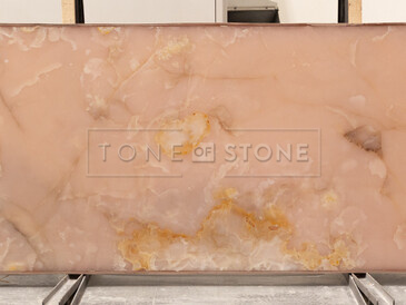 Onyxov&aacute; deska př&iacute;rodn&iacute;ho kamene Onice Pink s jemnou kresbou vhodnou k podsv&iacute;cen&iacute; 