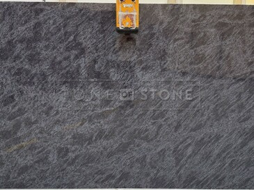 Žulová deska přírodního kamene Orion Blue (Vizag Blue) v modrém odstínu s barevnými tóny černé, šedé a fialové Žulová deska přírodního kamene Orion Blue (Vizag Blue) v modrém odstínu s barevnými tóny černé, šedé a fialové