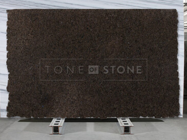 Žulová deska přírodního kamene Labrador Antique (Lundhs Antique) v odstínech hnědé a černé