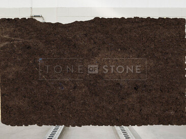 Kamenná deska žuly Labrador Antique (Lundhs Antique) se zrnitou texturou v zemitých tónech hnědé a černé Kamenná deska žuly Labrador Antique (Lundhs Antique) se zrnitou texturou v zemitých tónech hnědé a černé