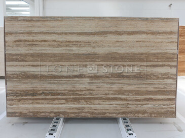 Kamenná deska travertinu Travertino Striato s lineární kresbou a béžovými barevnými tóny