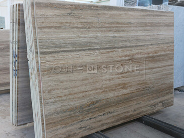 Travertinová deska přírodního kamene Travertino Striato v odstínech béžové 