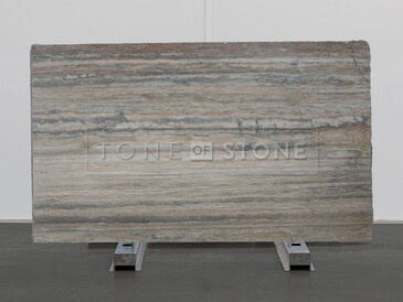 Kamenná deska Travertino Striato v odstínech šedé  béžové