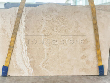 Béžová kamenná deska travertinu Travertino Navona - cross cut - kamenná deska řezaná napříč žílami Béžová kamenná deska travertinu Travertino Navona - cross cut - kamenná deska řezaná napříč žílami