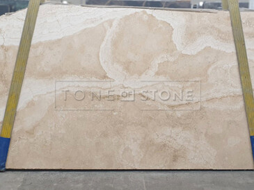 Kamenná deska přírodního kamene Travertino Navona s kresbou napříč žílami tzv: cross cut Kamenná deska přírodního kamene Travertino Navona s kresbou napříč žílami tzv: cross cut