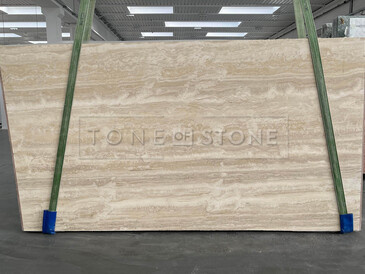 Kamenn&aacute; deska travertinu Travertino Navona ve světle p&iacute;skov&eacute;m odst&iacute;nu s line&aacute;rn&iacute; kresbou