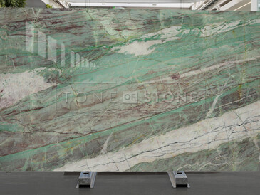 Zelená kamenná deska přírodního kamene Vesuvio v odstínech zelené, šedé a bílé Zelená kamenná deska přírodního kamene Vesuvio v odstínech zelené, šedé a bílé