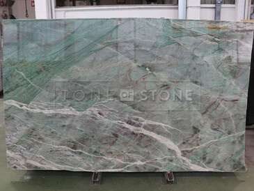 Zelená kamenná deska kvarcitu Vesuvio s výraznou kresbou Zelená kamenná deska kvarcitu Vesuvio s výraznou kresbou