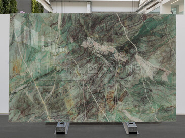 Kamenná deska zeleného kvarcitu Vesuvio s výraznou kresbou v barvě černé, bílé a šedé Kamenná deska zeleného kvarcitu Vesuvio s výraznou kresbou v barvě černé, bílé a šedé