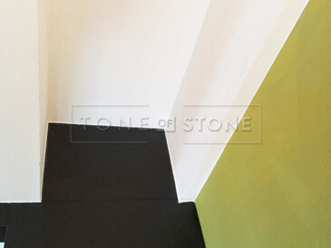 Krbová římsa z černé žuly Nero Assoluto Zimbabwe s povrchovou úpravou antik Krbová římsa z černé žuly Nero Assoluto Zimbabwe s povrchovou úpravou antik