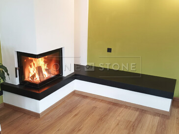 Kamenn&aacute; krbov&aacute; ř&iacute;msa ze žuly Nero Assoluto Zimbabwe s povrchovou &uacute;pravou antik