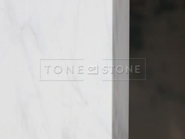 Uměl&yacute; k&aacute;men Sintered Stone Carrara Gold - b&iacute;l&aacute; kamenn&aacute; deska s jemn&yacute;m mramorov&yacute;m žilkov&aacute;n&iacute;m