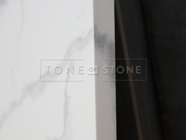 Uměl&yacute; k&aacute;men Sintered Stone Bianco Rumeno v b&iacute;l&eacute; barvě s &scaron;ed&yacute;m žilkov&aacute;n&iacute;m