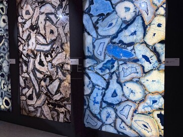 Prosv&iacute;cen&yacute; kamenn&yacute; obklad stěny z př&iacute;rodn&iacute;ch polodrahokamů - ach&aacute;t.