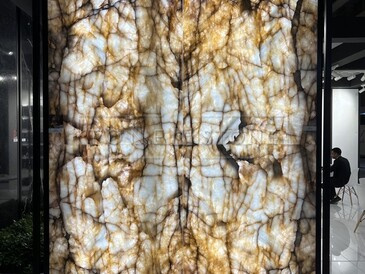 Kamenn&yacute; obklad do interi&eacute;ru - podsv&iacute;cen&yacute; kvarcit s v&yacute;raznou kresbou