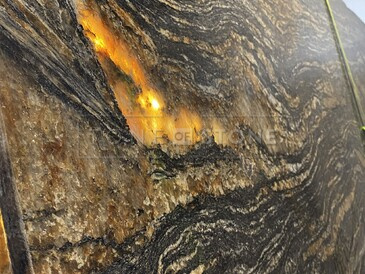 Průsvitnost přírodního kamene - prosvícená žíla přírodního kamene - žula Magma Black Průsvitnost přírodního kamene - prosvícená žíla přírodního kamene - žula Magma Black