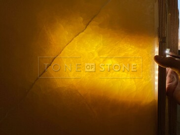 Průsvitnost př&iacute;rodn&iacute;ho kamene: Onyxov&aacute; deska Onyx Gioiello s plnou průsvitnost&iacute;