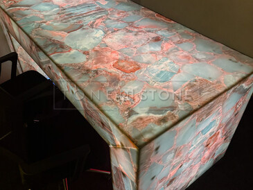 Prosv&iacute;cen&yacute; pracovn&iacute; stůl z př&iacute;rodn&iacute;ho kamene