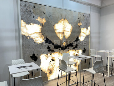 Kamenný obklad do interiéru - prosvícený kvarcit Patagonia - kamenný obklad stěny složený technikou bookmatch Kamenný obklad do interiéru - prosvícený kvarcit Patagonia - kamenný obklad stěny složený technikou bookmatch