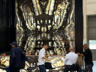 Podsv&iacute;cen&yacute; obklad baru z př&iacute;rodn&iacute;ho kamene technikou bookmatch