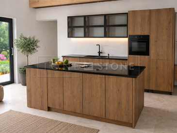 Kamenn&aacute; kuchyňsk&aacute; deska ze žuly Star Galaxy s kuchyňsk&yacute;m ostrůvkem