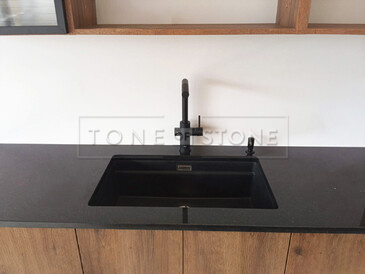 Žulová kuchyňská deska z černé žuly Star galaxy - dřez se spodní montáží, výřez pro baterii a dávkovač saponátu Žulová kuchyňská deska z černé žuly Star galaxy - dřez se spodní montáží, výřez pro baterii a dávkovač saponátu