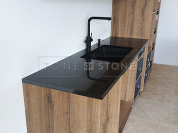 Žulová pracovní deska z přírodního kamene Star Galaxy - dřez se spodní montáží Žulová pracovní deska z přírodního kamene Star Galaxy - dřez se spodní montáží