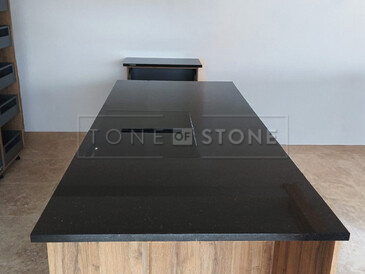 Kamenn&aacute; pracovn&iacute; deska kuchyňsk&eacute;ho ostrůvku ze žuly Star Galaxy s varnou deskou se spodn&iacute; mont&aacute;ž&iacute;