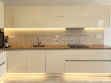 Bílá kuchyňská deska s kamennou pracovní deskou z kvarcitu Las Vegas Rock Bílá kuchyňská deska s kamennou pracovní deskou z kvarcitu Las Vegas Rock