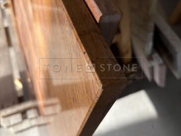 Kamenn&aacute; kuchyňsk&aacute; deska z př&iacute;rodn&iacute;ho kamene Las Vegas Rock - opracov&aacute;n&iacute; hran