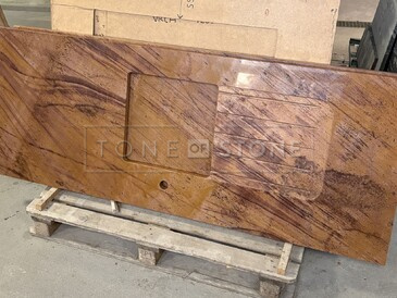 Pracovn&iacute; deska do kuchyně z kamene Las Vegas Rock s vyfr&eacute;zovanou odkapovou plochou a vyfr&eacute;zovan&yacute;mi odkapov&yacute;mi dr&aacute;žkami