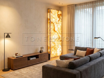 Podsv&iacute;cen&yacute; onyx jako luxusn&iacute; prvek v interi&eacute;ru z př&iacute;rodn&iacute;ho kamene Onyx Miele 