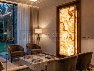 Prosv&iacute;cen&yacute; onyxov&yacute; obklad stěny jako luxusn&iacute; designov&yacute; prvek v interi&eacute;ru - vizualizace s př&iacute;rodn&iacute;m kamenem Onyx Miele