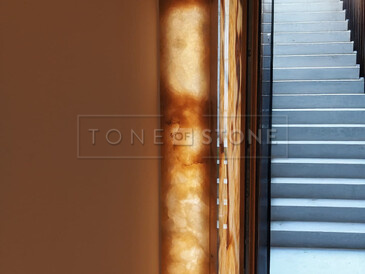 Onyxov&yacute; obklad s podsv&iacute;cen&iacute;m z př&iacute;rodn&iacute;ho kamene Onyx Miele