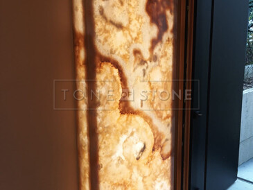 Prosv&iacute;cen&yacute; onyxov&yacute; obklad stěny z kamene Onyx Miele