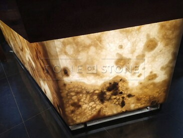 Onyxový obklad baru s podsvícením z přírodního kamene Onyx Miele Onyxový obklad baru s podsvícením z přírodního kamene Onyx Miele